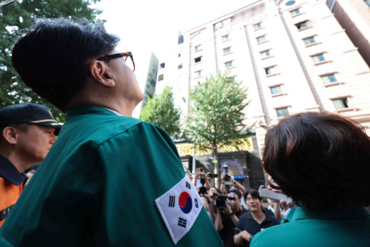 한동훈 국민의힘 대표가 23일 오후 전날 발생한 화재로 7명이 숨지고 12명이 다친 경기도 부천시의 한 호텔을 방문해 현장을 살펴보고 있다.<연합뉴스 사진>